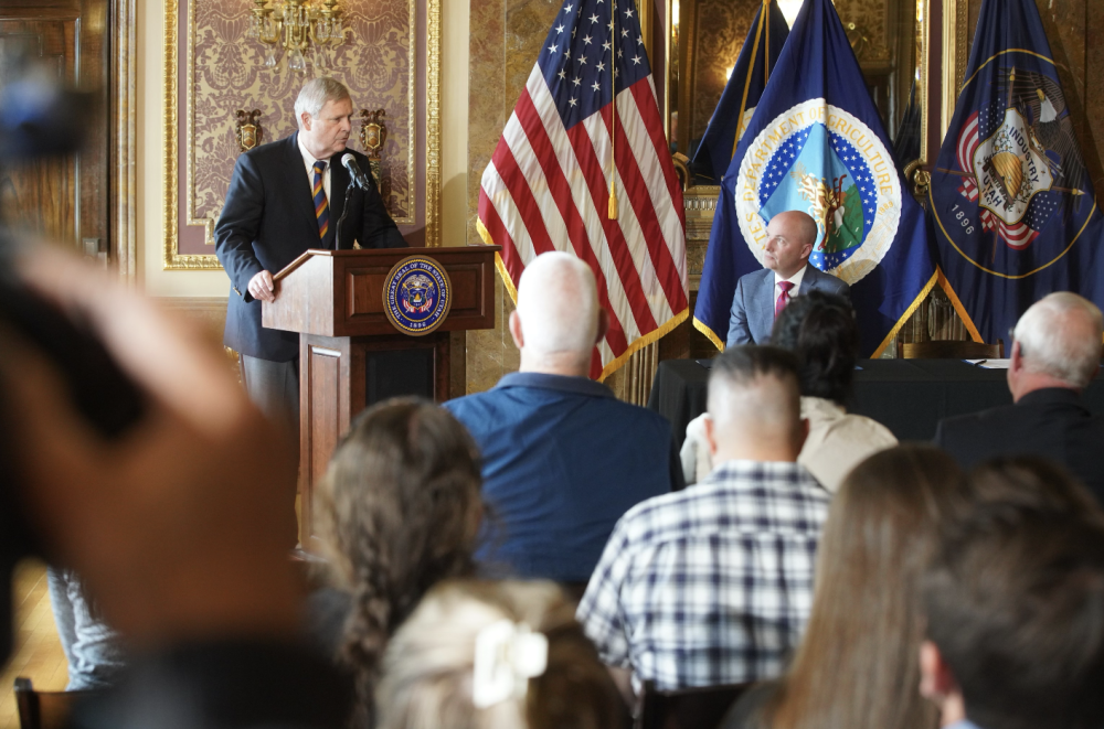 Featured image for “Gov. Cox and U.S. Secretary of Agriculture Tom Vilsack sign new agreement to fight wildfires”